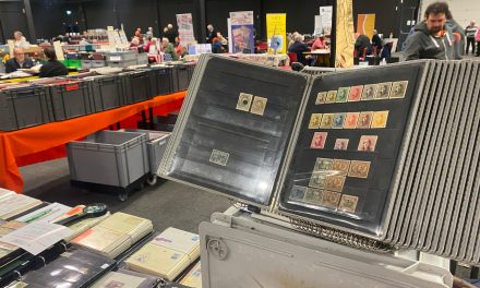 Tevreden bezoekers bij afsluitende postzegelbeurs in expo Houten