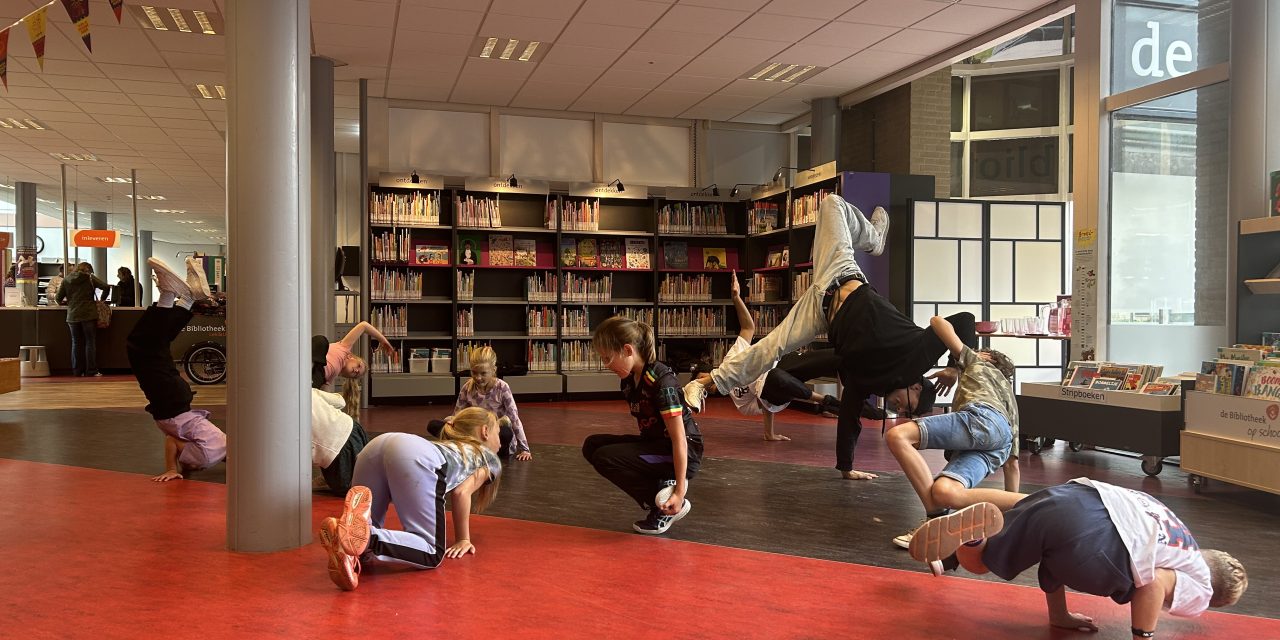 Kinderen in Houten breakdancen tussen de boeken tijdens de Kinderboekenweek