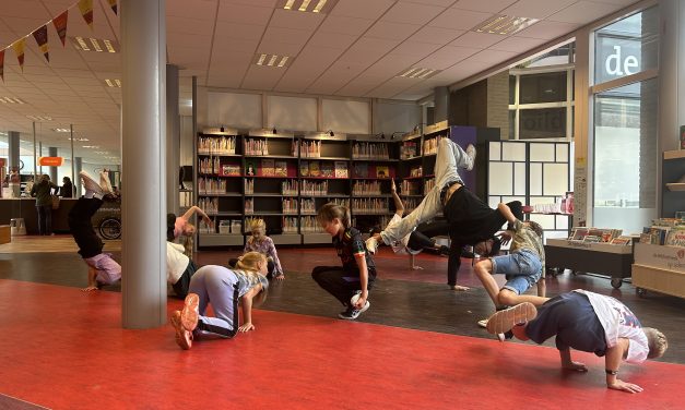 Kinderen in Houten breakdancen tussen de boeken tijdens de Kinderboekenweek