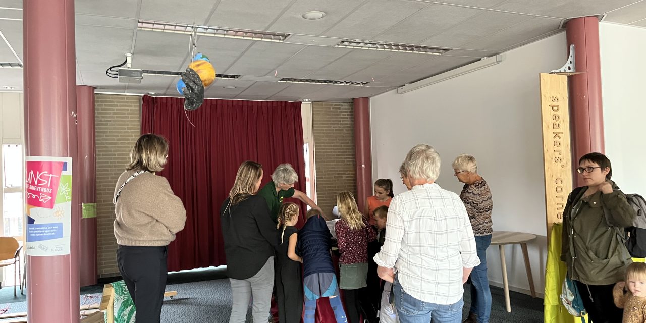 Kinderen van Houten duiken binnen de bibliotheek de natuur in