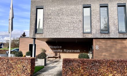 Schrijfster Conny Hoogendoorn doneert opbrengst Houtense Honderdjes voor uitbreiding hospice