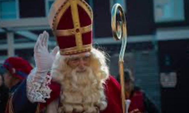 Houten zwaait Sinterklaas uit