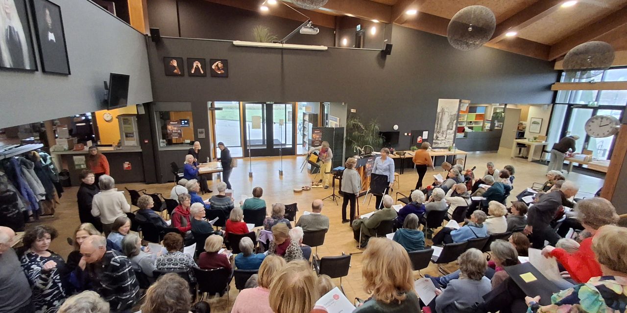 Vrouwenkoor Achemilla heeft een sing along in cultuurhuis Schoneveld