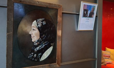Schilderij Moslima anno 2019 nu weer te zien in Houten