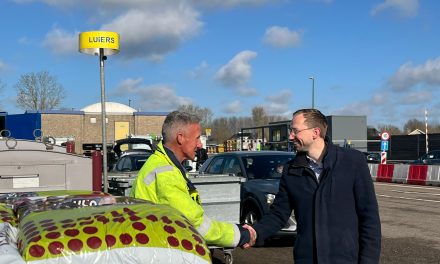 Wethouder deelt compost uit aan inwoners Houten op landelijke compostdag