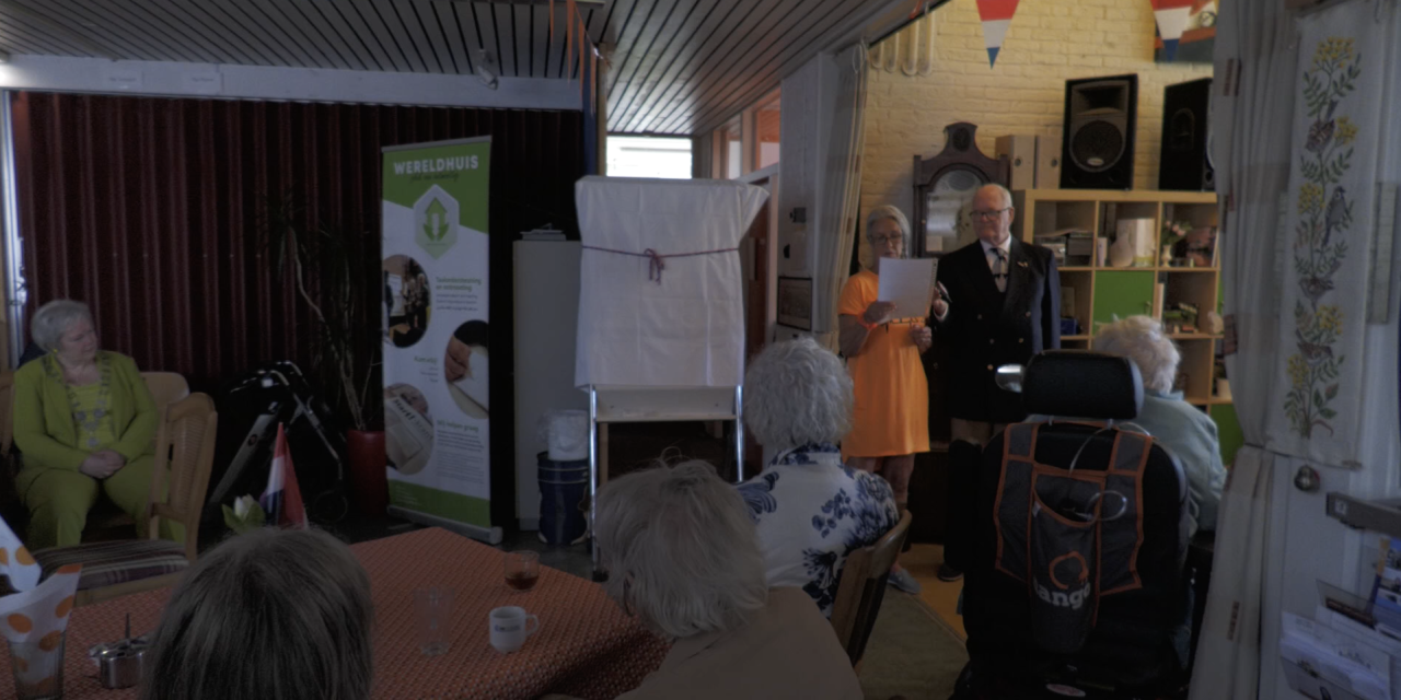 Yvon Mullenders onthult borduurwerk voor Bevrijdingsdag