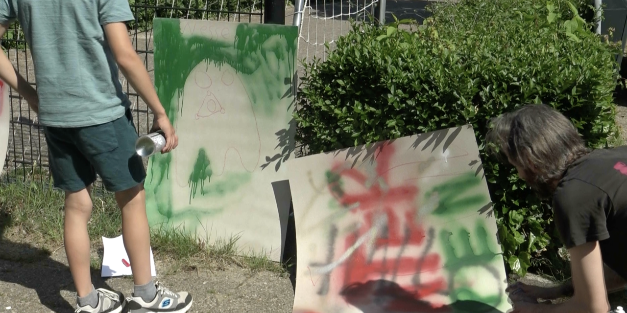 Kinderen leren graffiti spuiten bij workshop van Jeugdcentrum Enter