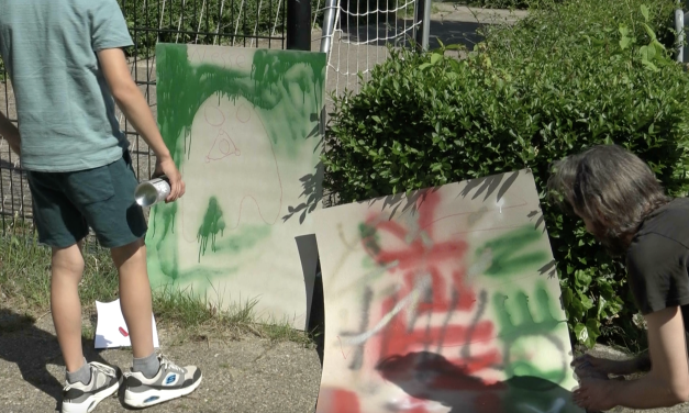 Kinderen leren graffiti spuiten bij workshop van Jeugdcentrum Enter