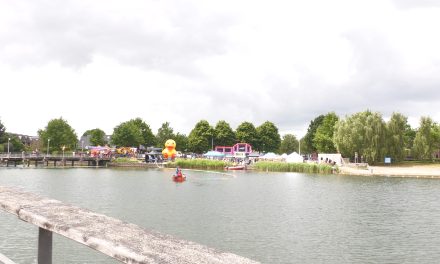 De allereerste badeendjesrace van start