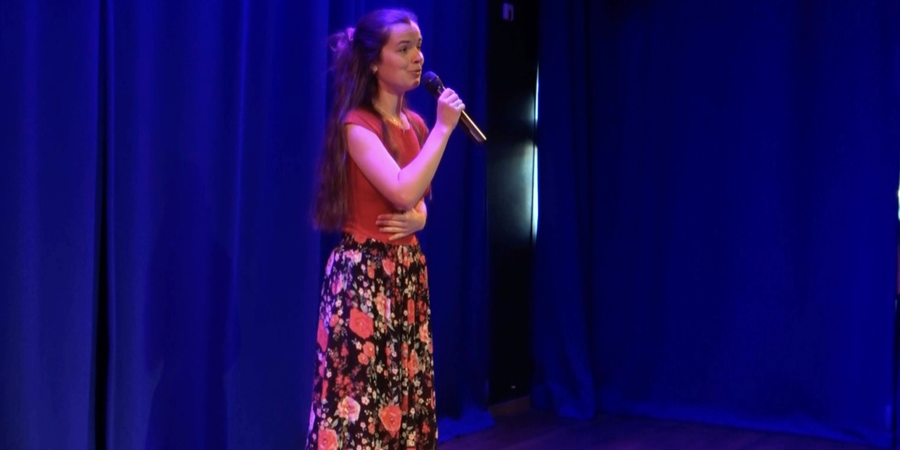 Houtense zangeres wint “Debuut in een Minuut”