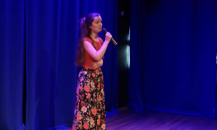Houtense zangeres wint “Debuut in een Minuut”
