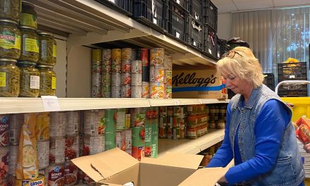 Inzamelingsactie haalt 91 kratten op bij twee Albert Heijns voor Voedselbank Houten