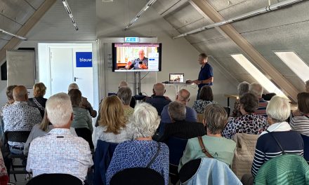 Senioren leren zich beschermen tegen cybercriminaliteit tijdens drukbezochte workshop