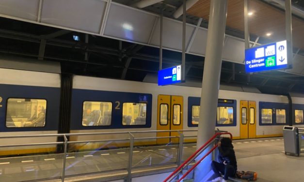 Ouderen in houten leren reizen met het OV door een OV-proefreis