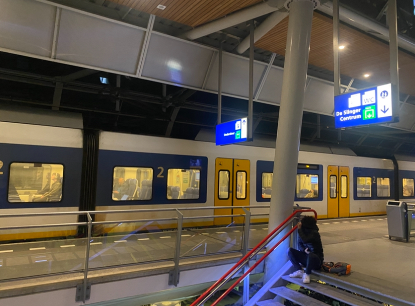 Ouderen in houten leren reizen met het OV door een OV-proefreis