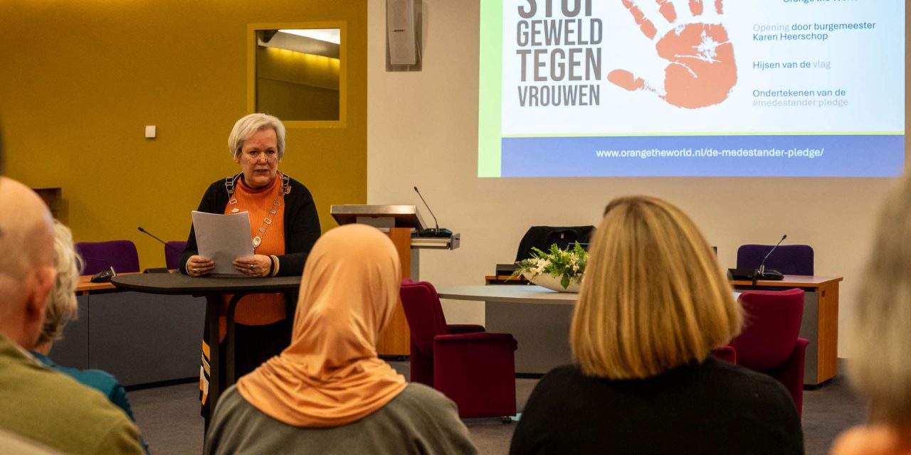 Houtens gemeentehuis kleurt oranje als protest tegen geweld tegen vrouwen