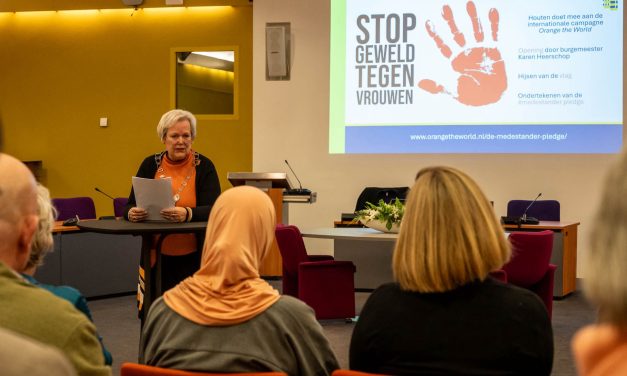 Houtens gemeentehuis kleurt oranje als protest tegen geweld tegen vrouwen