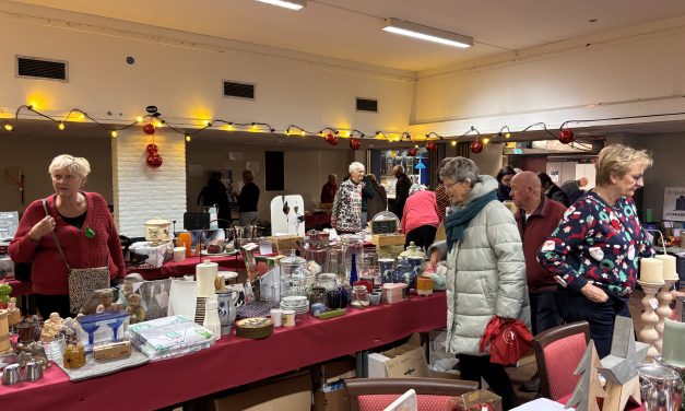 Kerstmarkt haalt geld op voor het goede doel met 150 handgemaakte kerststukken