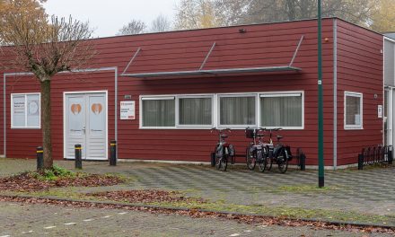 Vrijwilliger zamelt boodschappen in voor Voedselbank Houten