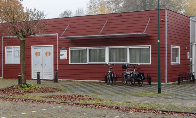 Vrijwilliger zamelt boodschappen in voor Voedselbank Houten