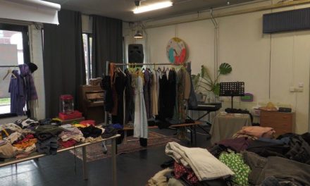 Fashionswap in Kunsthuis Houten laat bezoekers kleding ruilen en bewuster omgaan met kleding