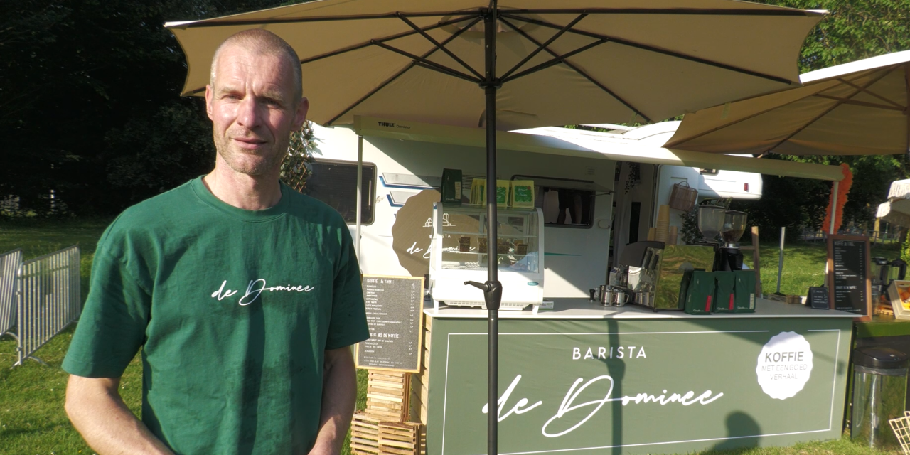 Barista de Dominee Duurt Vonck zorgt voor koffie en een goed verhaal
