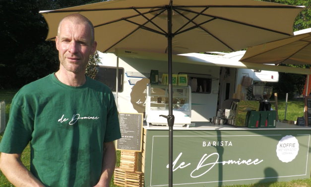 Barista de Dominee Duurt Vonck zorgt voor koffie en een goed verhaal