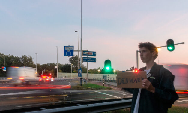 “Nothing can stop hitchhikers”, but hitchhikers stop cars with only their thumb