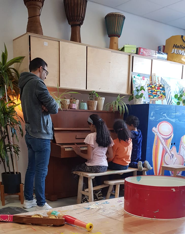 Some musical activities for refugee children