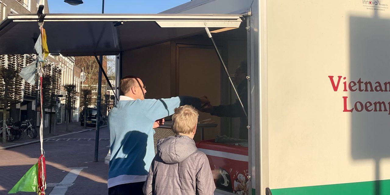 In Between Cultures – What the “Vietnamese” Loempia Reveals About Migration, Survival and How Dutch Culture Absorbed It