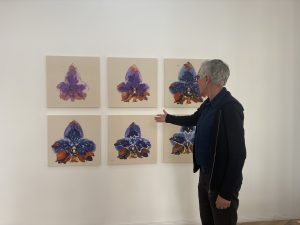 Lieser shows the artworks by Gretta Louw. Photo: Femke Eelderink