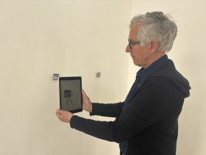 Photo: Femke Eelderink Wolf Lieser shows how the artwork of Lauren Moffatt is digitally expanded with holding an Ipad in front of it