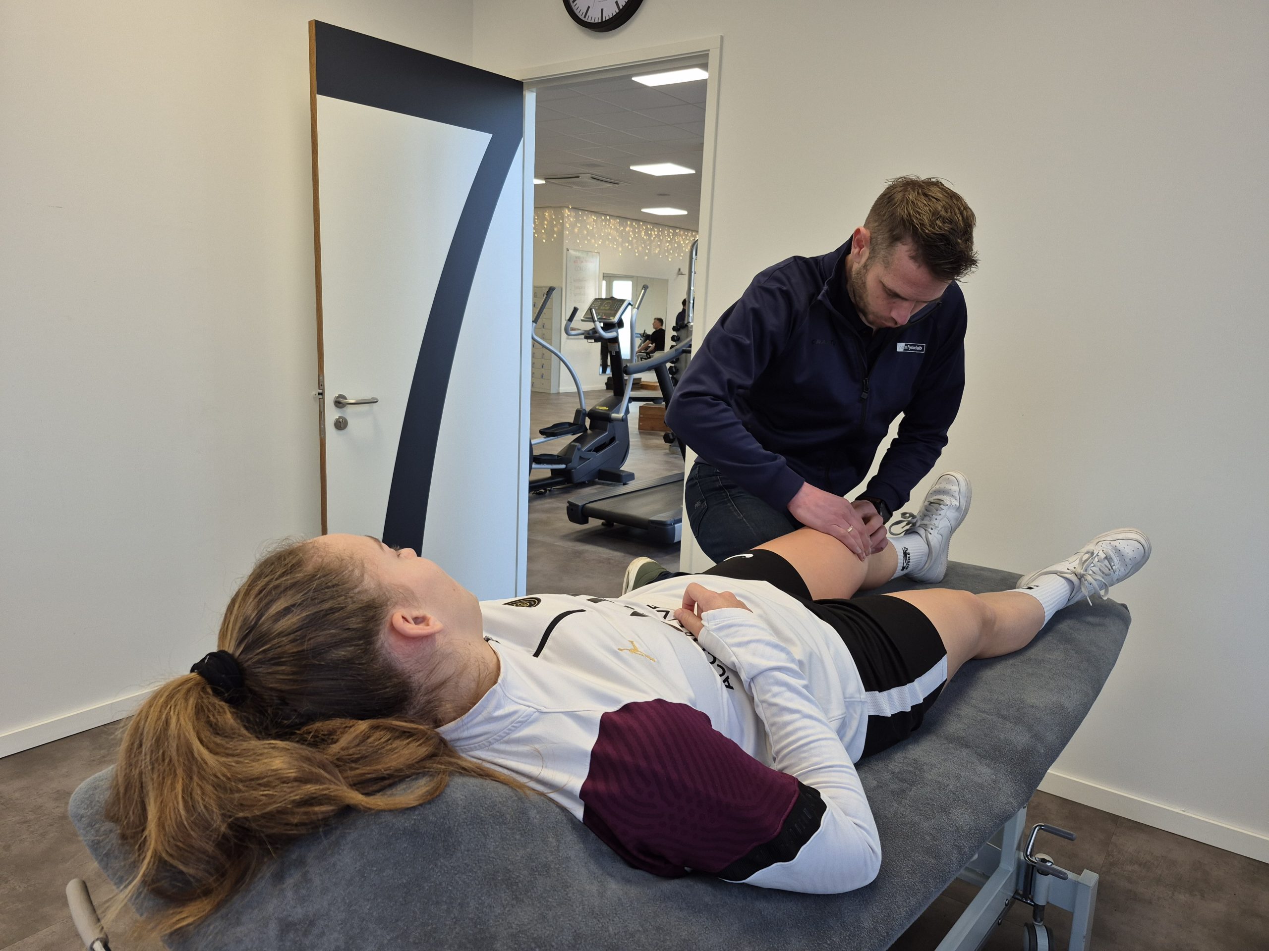 Rens Manders voert de schuiflade test uit op Ted haar knie