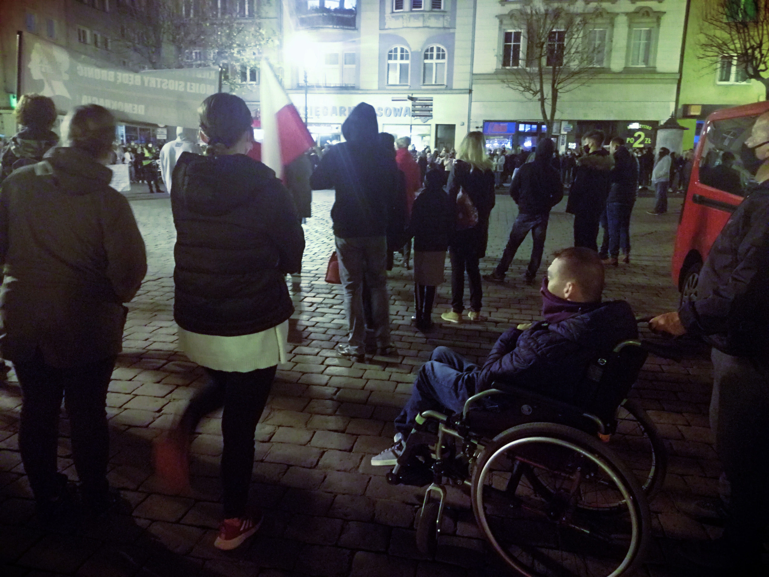 Polen zijn klaar voor het protest op het centrale plein in Brzeg. Foto gemaakt door: Maria Zielińska