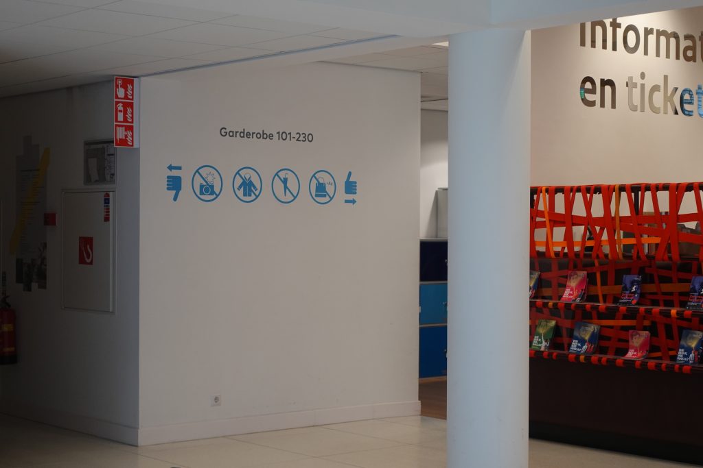 De garderobe waar alles in kluisjes opgeborgen moet worden.