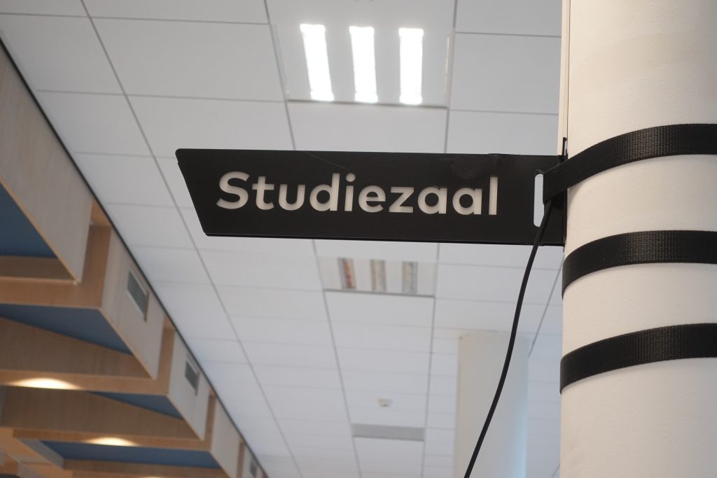 Het bord dat verwijst naar de studiezaal van het Nationaal Archief.