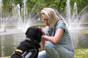 Beeld: Sandra en PTSS hulphond Bieke | Foto door: Kim Suos