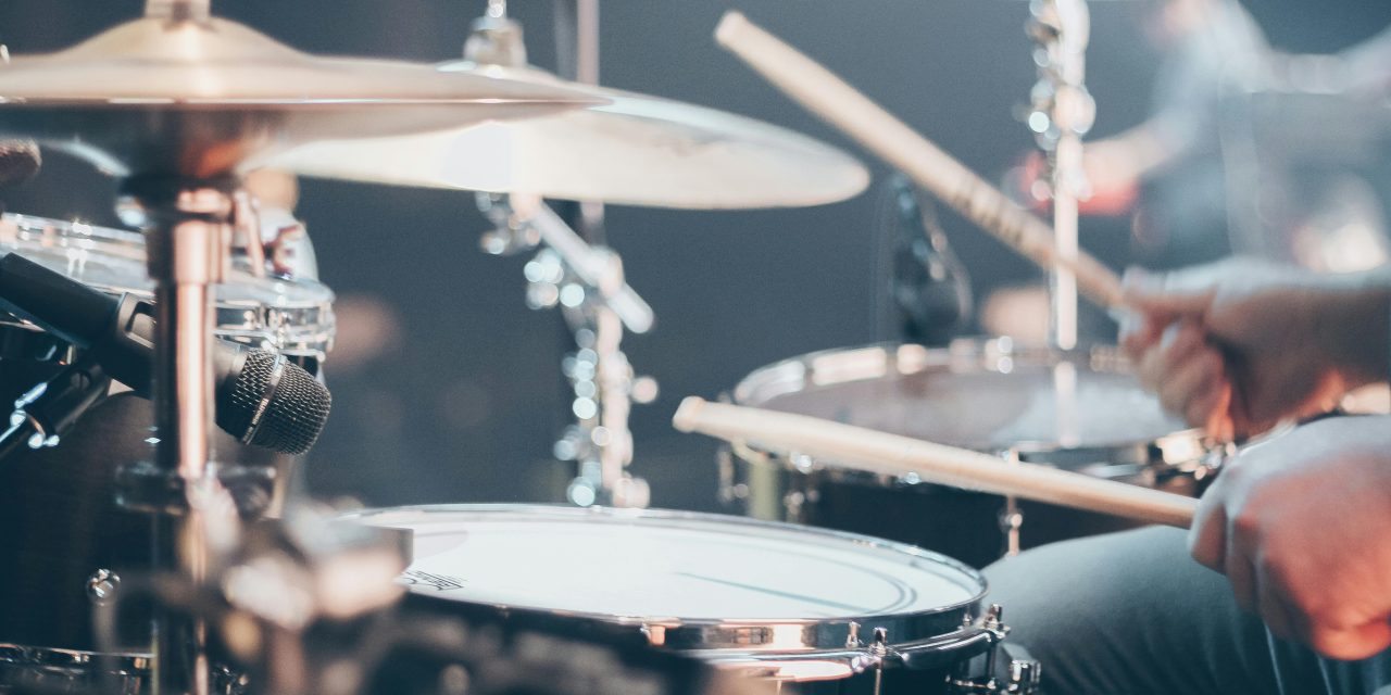 Drummer van Duncan Laurence opent zijn eigen drumschool