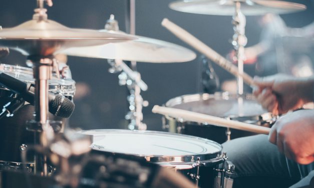 Drummer van Duncan Laurence opent zijn eigen drumschool