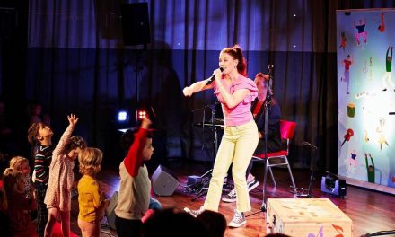 Interactieve Theatervoorstelling voor Kinderen: ‘Mijn Kist vol Sintliedjes’