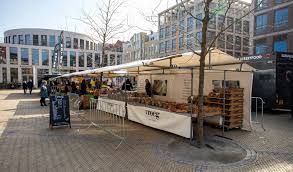 Marktdag op het Brusselplein waar Leidsche Rijn samenkomt