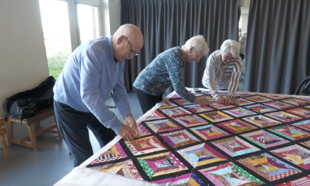 Vrijwilligers vinden verbinding in het maken van droomdekens