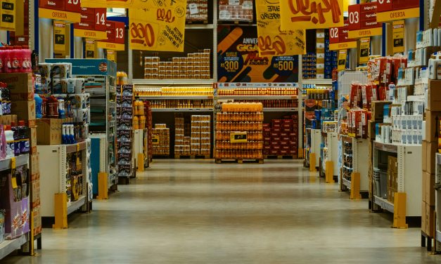Albert Heijn doneert aan voedselbank, maar verdient er ook aan