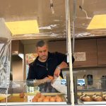 Oliebollenbakker en kermisexploitant Etienne Keuzenkamp: ‘Ik vind oliebollen bakken toch wel het leukste’