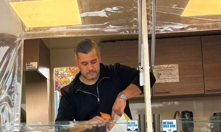 Oliebollenbakker en kermisexploitant Etienne Keuzenkamp: ‘Ik vind oliebollen bakken toch wel het leukste’