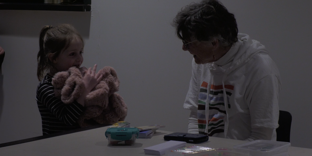 Jannet Vermeulen geeft kinderen bij Bibliotheek Vleuterweide de mogelijkheid om een boekenlegger te maken