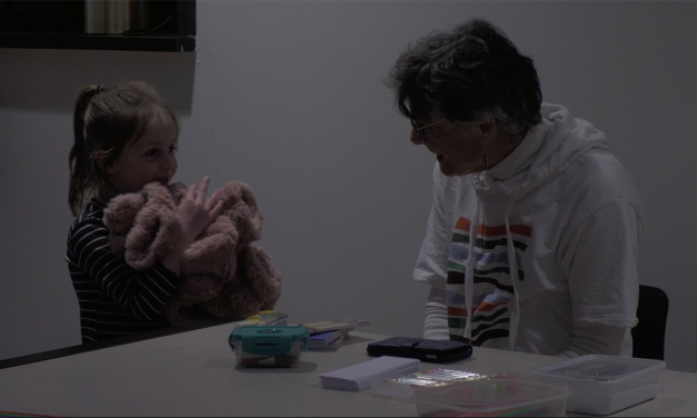 Jannet Vermeulen geeft kinderen bij Bibliotheek Vleuterweide de mogelijkheid om een boekenlegger te maken