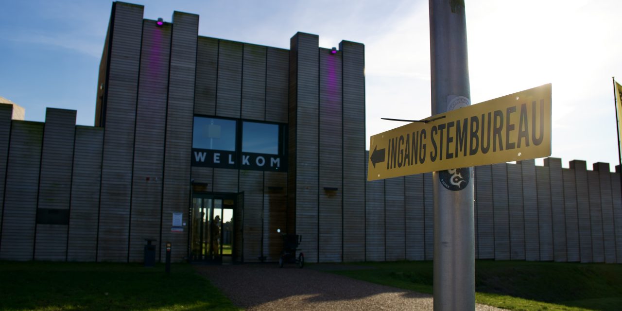 Inwoners brengen hun stem uit voor de gemeenteraadsverkiezingen in Castellum Hoge Woerd