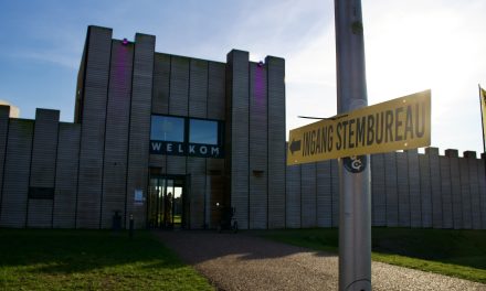 Inwoners brengen hun stem uit voor de gemeenteraadsverkiezingen in Castellum Hoge Woerd