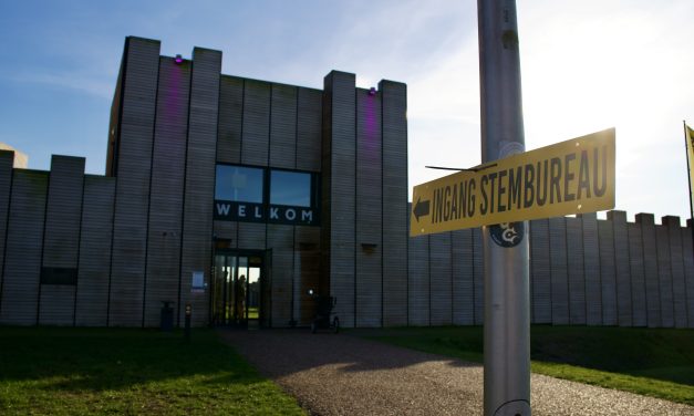 Inwoners brengen hun stem uit voor de gemeenteraadsverkiezingen in Castellum Hoge Woerd